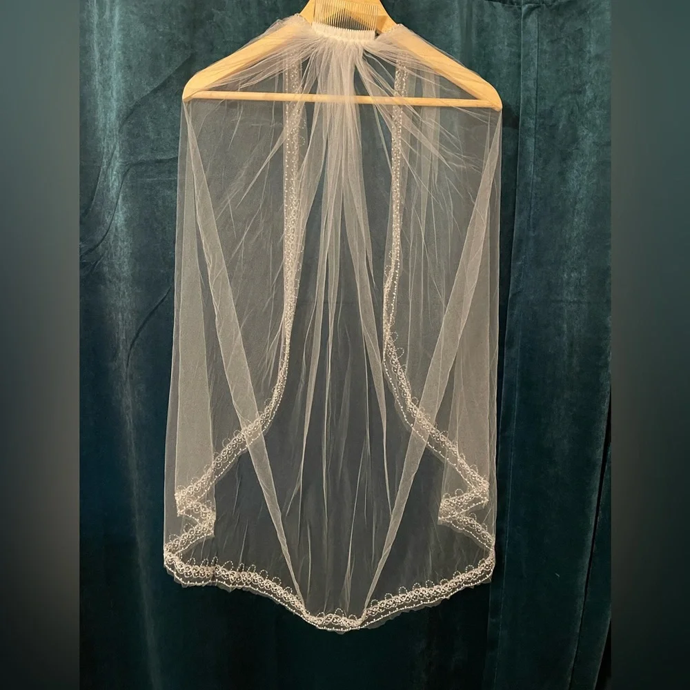 David's Bridal White Single-Tier Bridal Veil with Scalloped Lace Edge - Picture 5 of 6
